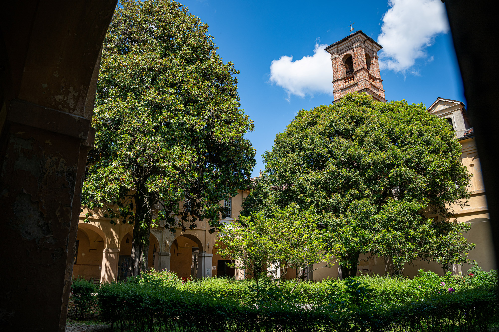 Chiostro con campanile e alberi