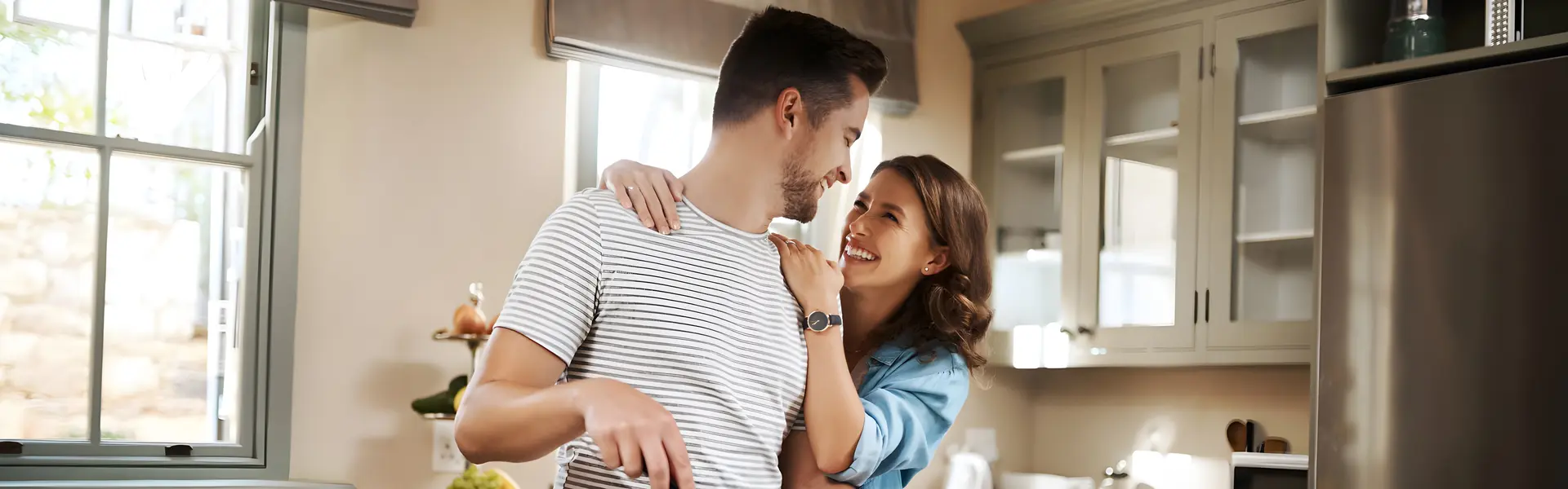 Coppia di persone che si diverte cucinando