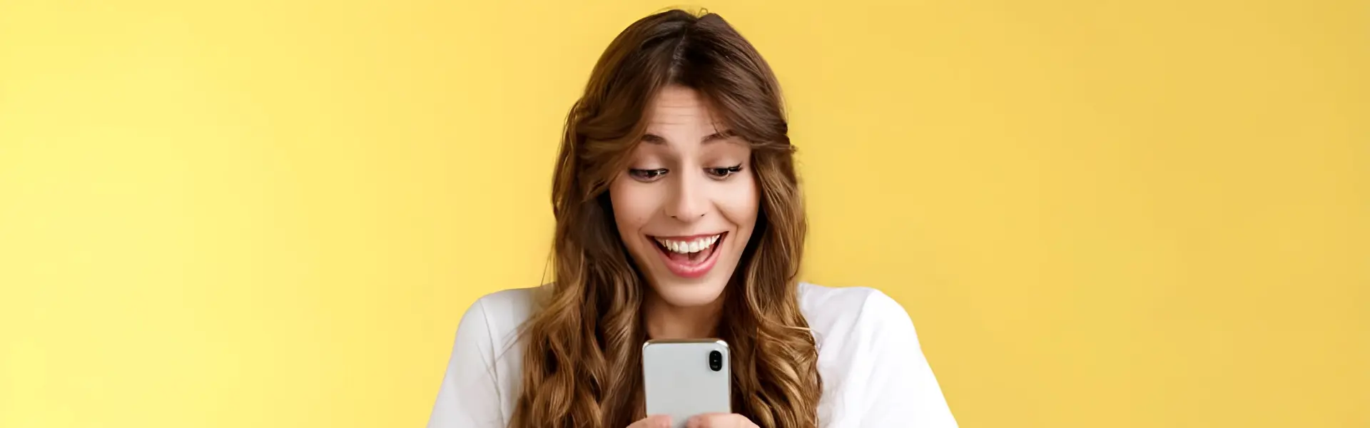 Ragazza che sorride con telefono in mano