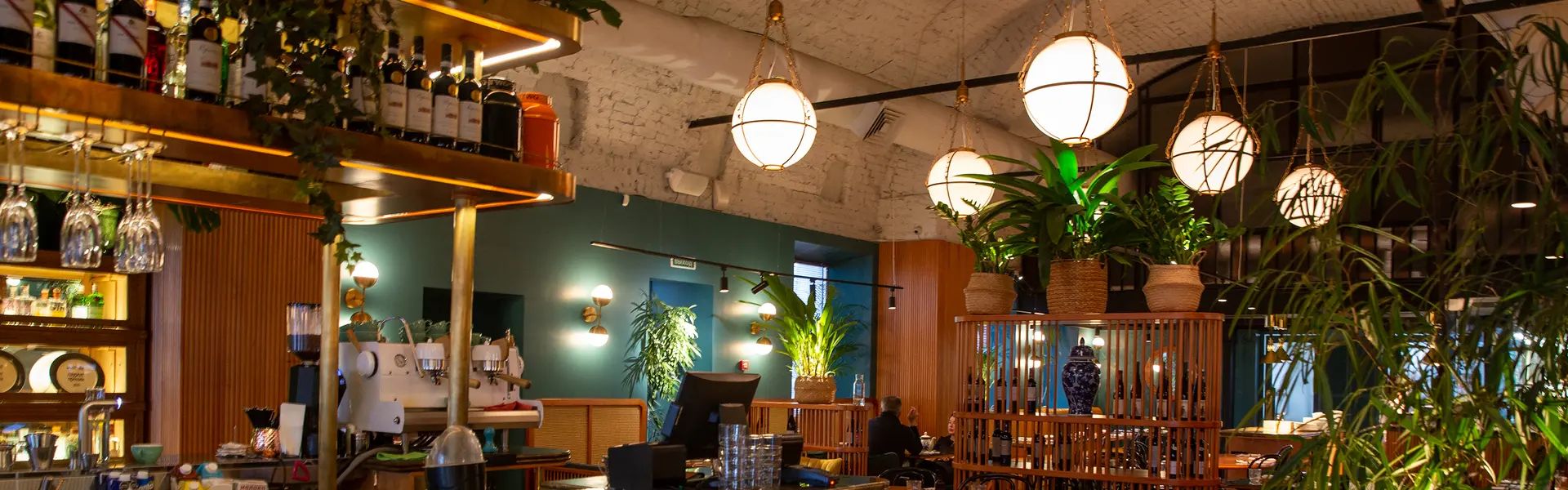 Luci accese in un bar