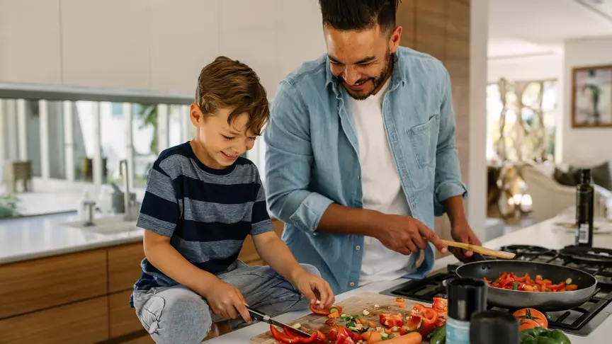 Famiglia che cucina