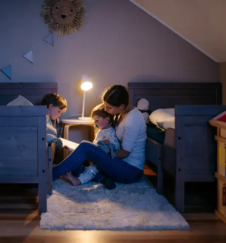 Famiglia in casa mentre legge un libro